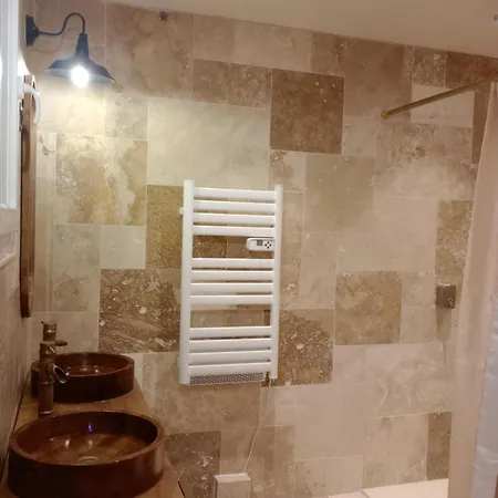 Et Table D'hotes Au Coin De La Cite